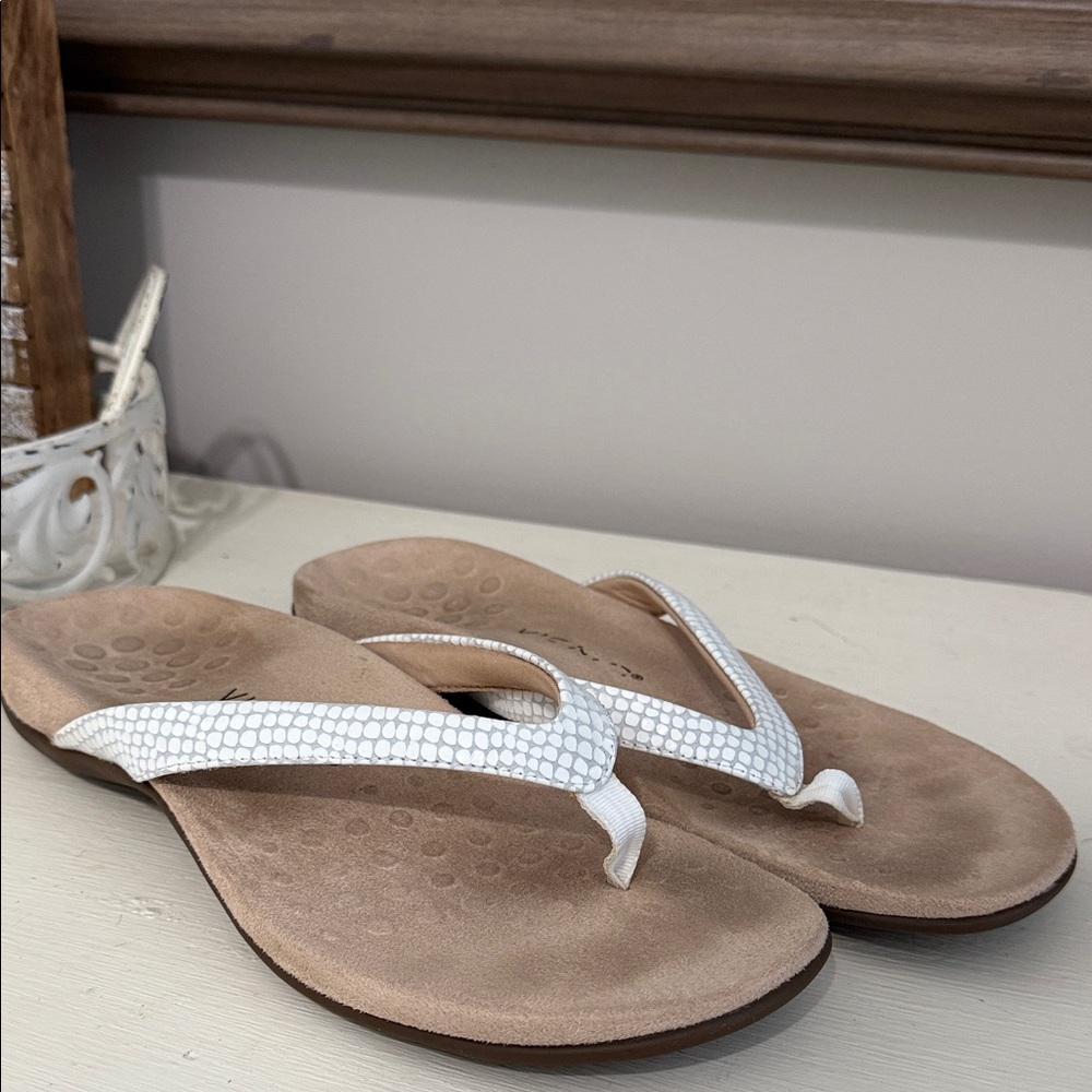 Vionic White Textured Sandals